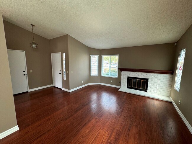 Building Photo - Quaint Home in Quiet East Ventura Neighborhood