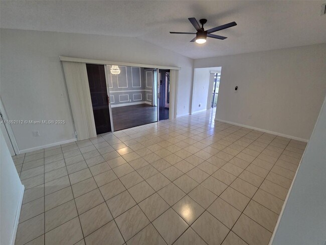 Building Photo - 9430 S Meadows Cir