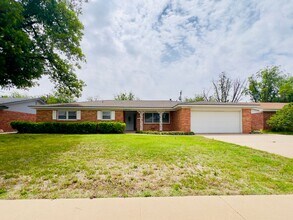 Building Photo - Stunning Large 3 Bedroom Home!