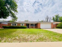 Building Photo - Stunning Large 3 Bedroom Home!