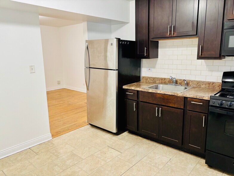 Building Photo - 5327 S 73rd Ave