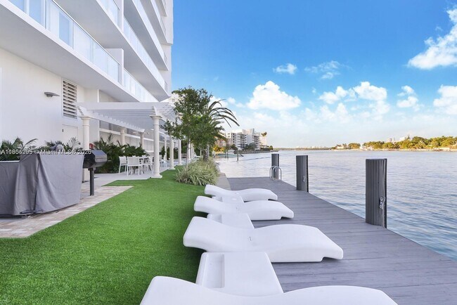 Building Photo - 9821 E Bay Harbor Dr
