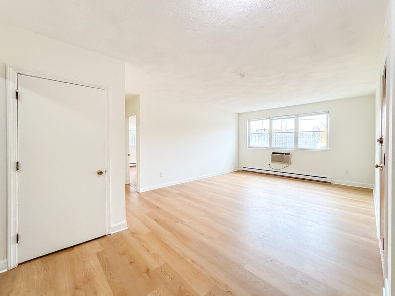 Building Photo - 11 Hodges Ave