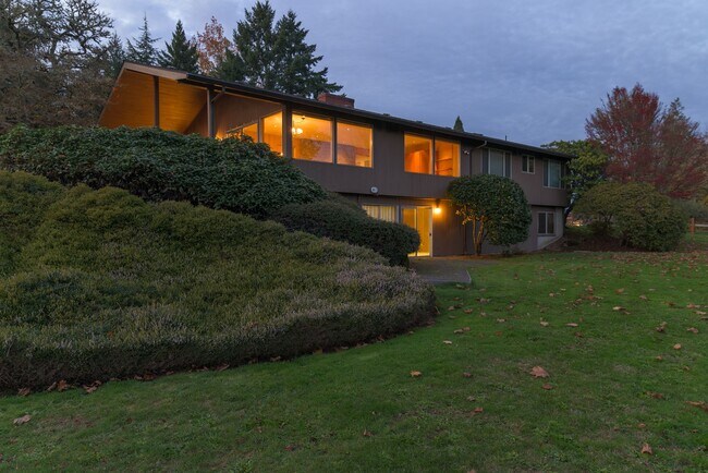 Building Photo - Expansive 5-Bedroom Lake Oswego Property N...