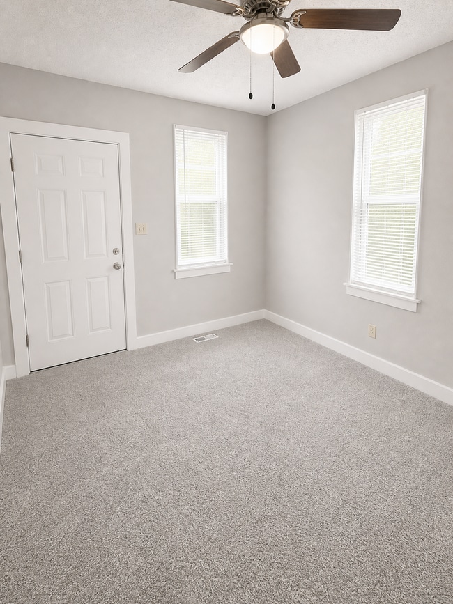 Building Photo - Spacious 3 Bedroom House