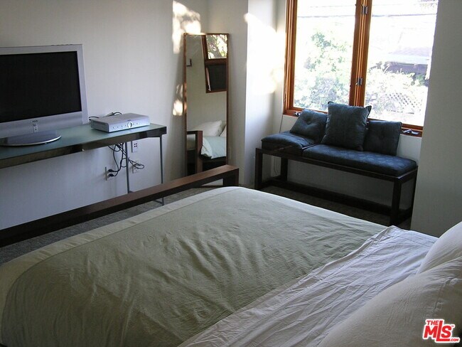 Building Photo - 420 Sherman Canal