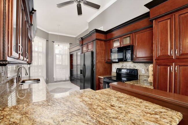 Building Photo - Beautiful 3/2 Spacious Home with a 2 Car G...