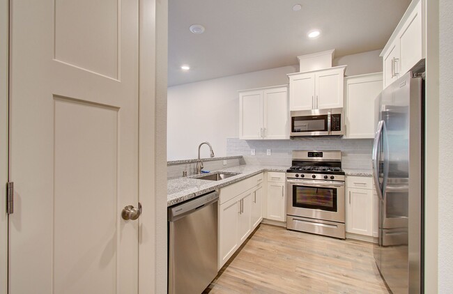 Building Photo - Immaculate Ridgefield Townhome