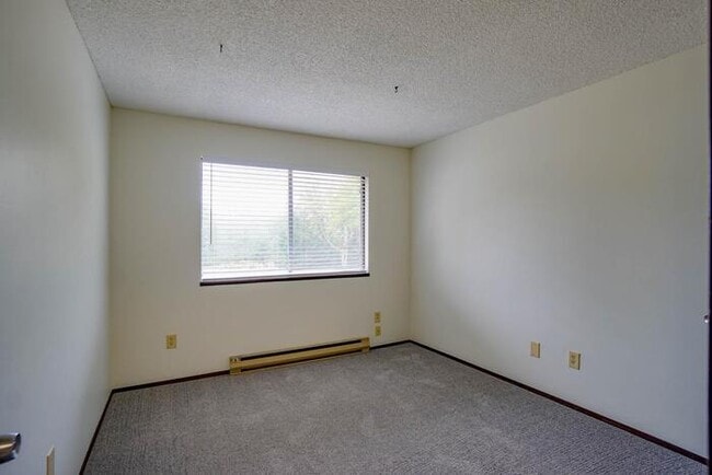 Building Photo - THREE BEDROOM TOWN HOME WITH GARAGE IN HAZEL DELL
