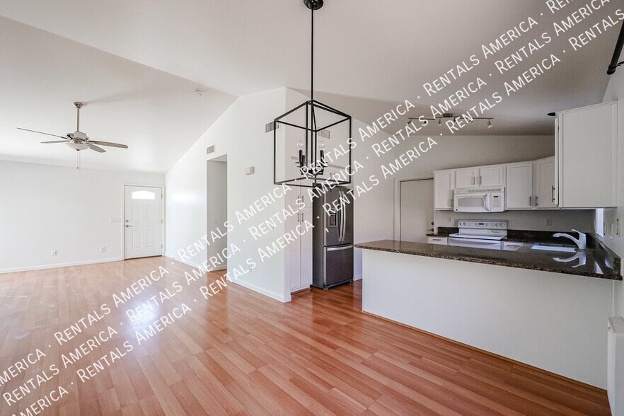 Building Photo - 568 E Sherri Dr