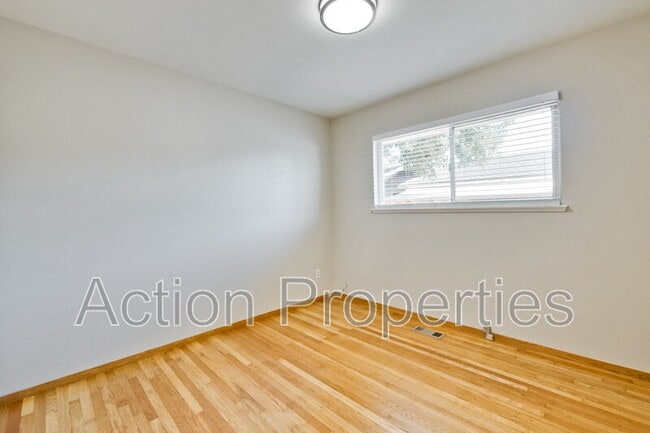 Building Photo - 1062 Kelly Dr