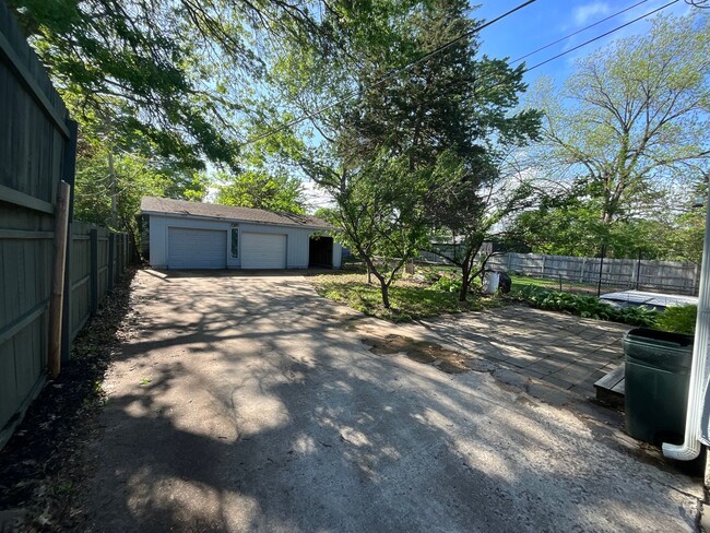 Building Photo - 3 bedroom 2 bath with bonus Office space