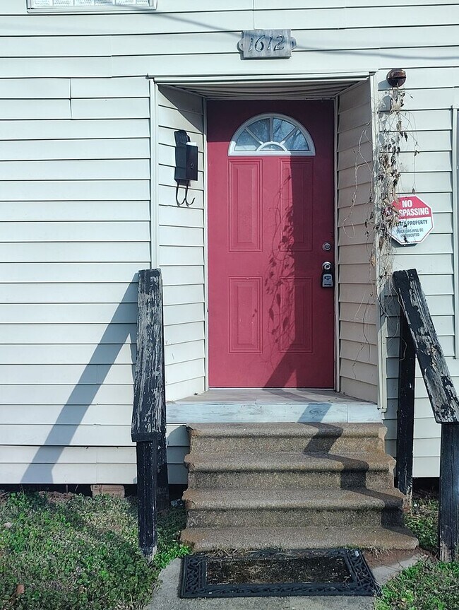 Building Photo - 2 Bedroom 1 bath Large backyard as is immediate move in