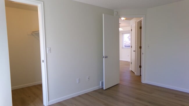 Building Photo - 924 Queens Ct