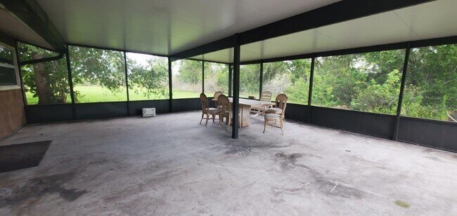 Building Photo - 5620 Sabal Palm Ln