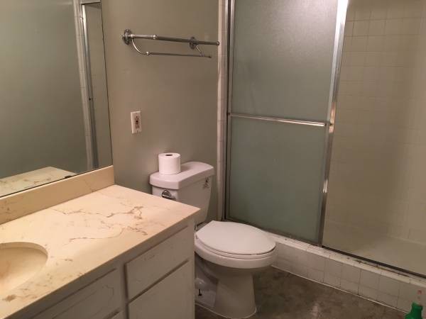 Building Photo - 5929 S Lakeshore Dr