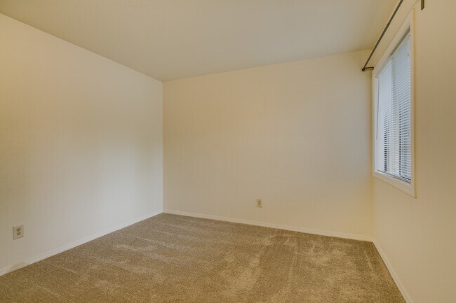 Building Photo - Roomy Remodeled  Kirkland Condo