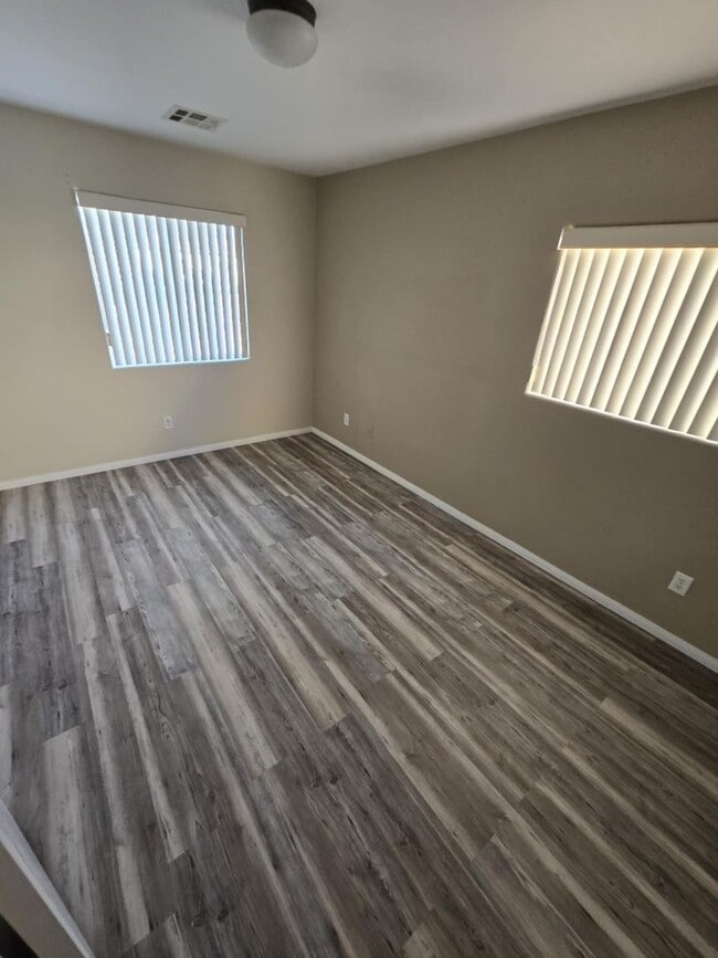 Building Photo - Great open floorplan with 3 bedrooms + Loft