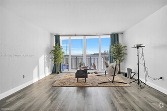 Building Photo - 1 br, 1.5 bath Condo - 770 NE 69th St Apt 3G