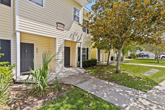 Building Photo - Charming Magnolia Place Townhome