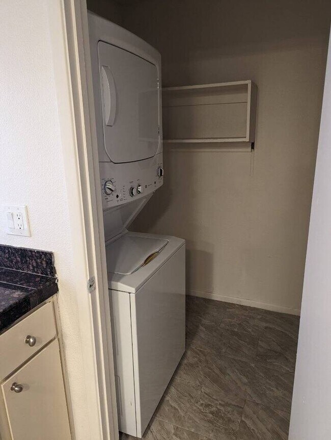Building Photo - MOVE IN READY!!! TOWNHOME!! 2 BEDROOMS 2.5...