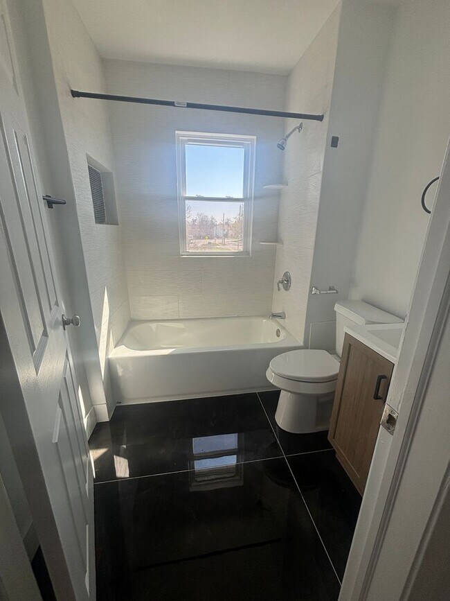 Building Photo - 4bd/1.5b Single Section 8/Cash Pay