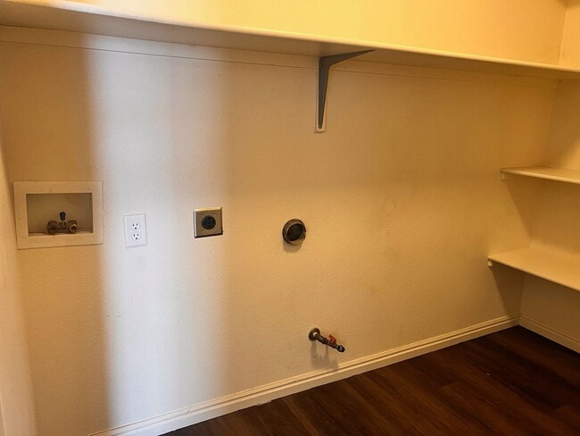 Building Photo - Charming 3-bedroom Home