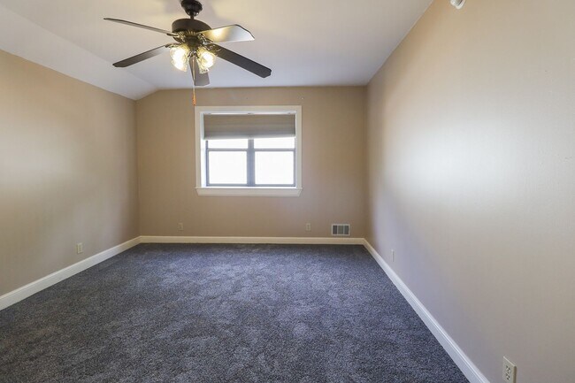 Building Photo - Updated Move In Ready 3-Bedroom Home, Grea...