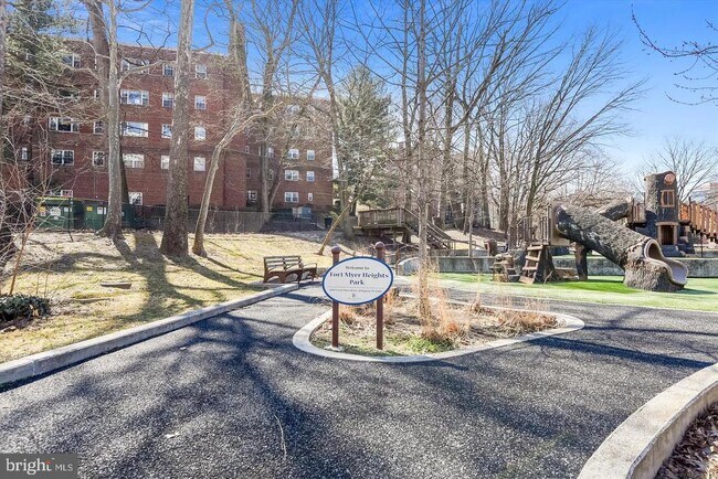 Building Photo - 1320 Fort Myer Dr