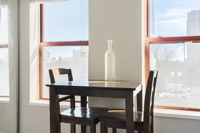 Building Photo - 615 N East St