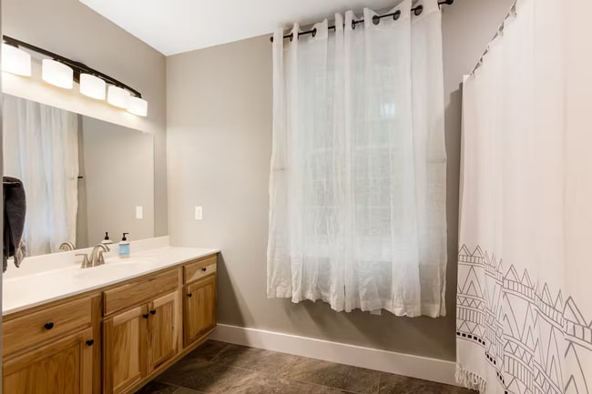 Building Photo - 4 Bedroom in Waterbury, VT Available on 7/1 (Furnished + Utilities included)