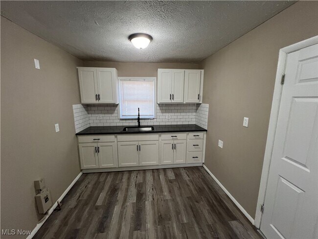 Building Photo - Spacious Cleveland Home for Rent – Great Neighborhood!
