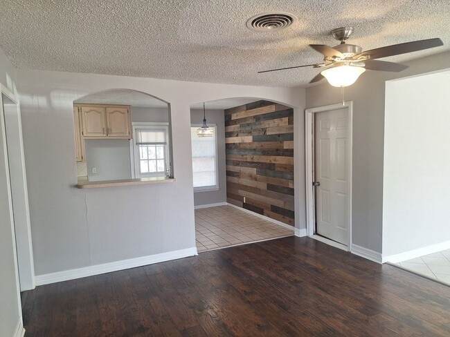 Building Photo - Spacious Home with a Huge Backyard & Modern Finishes