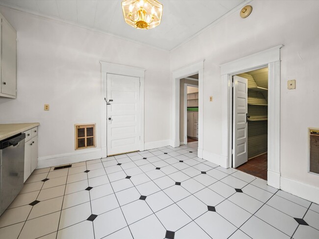 Building Photo - 4 Bedroom/2 Bath Home for Rent