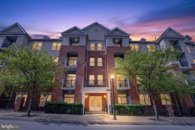 Building Photo - 300 W Elm St