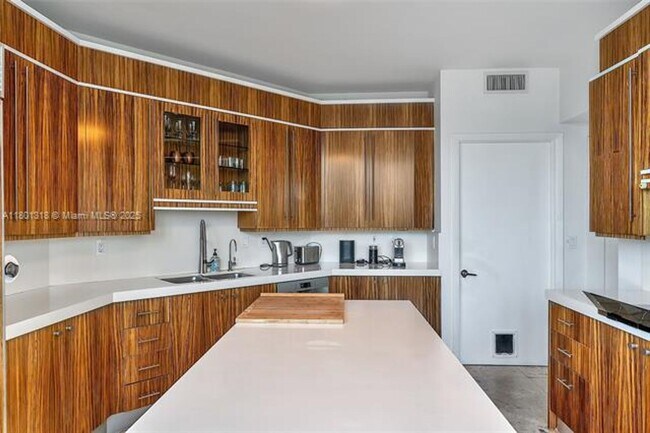 Building Photo - 300 South Pointe Dr