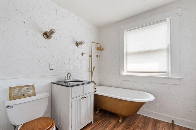 Building Photo - 3 Bedroom Home For Rent