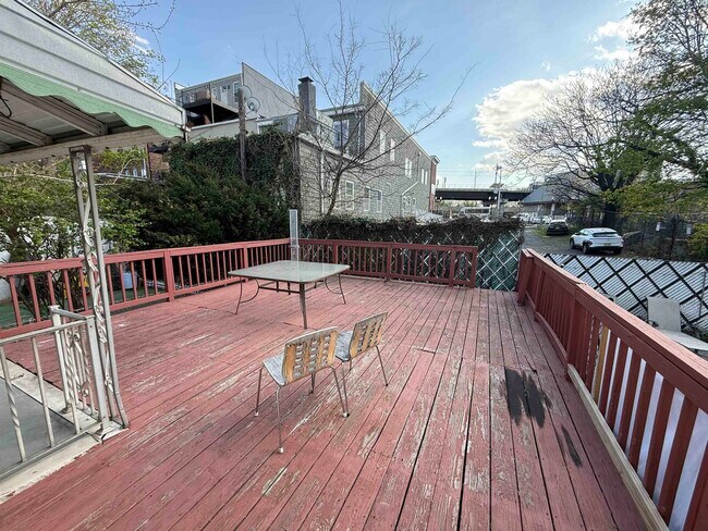 Building Photo - 36 W 9th St