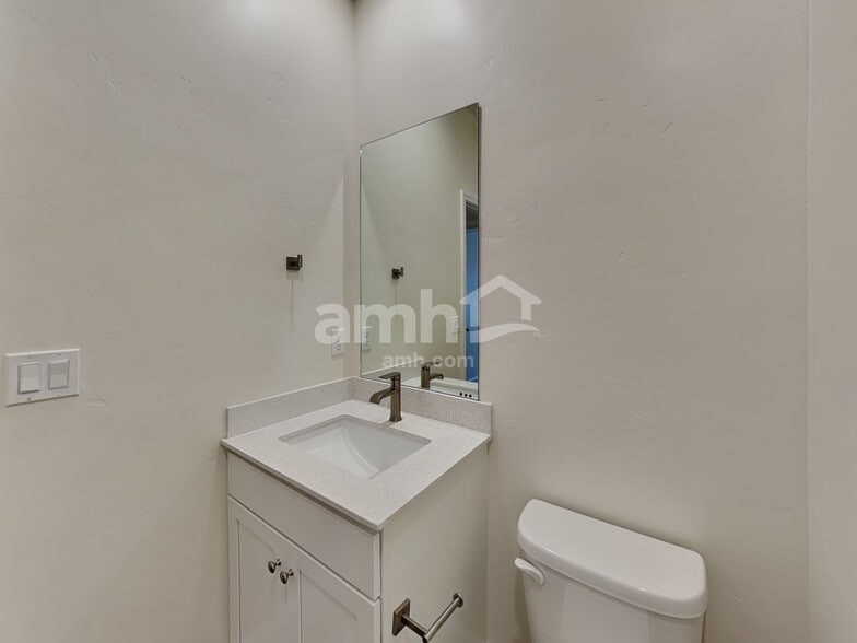 Building Photo - 954 N Barkvine Ave