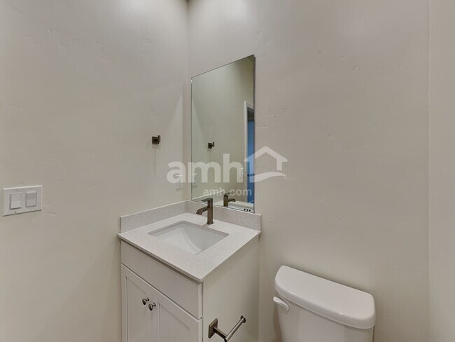 Building Photo - 954 N Barkvine Ave