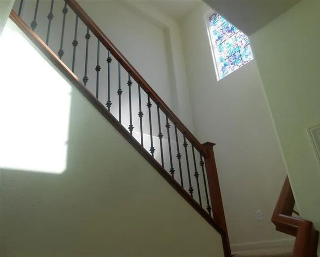 Building Photo - Cozy Townhouse