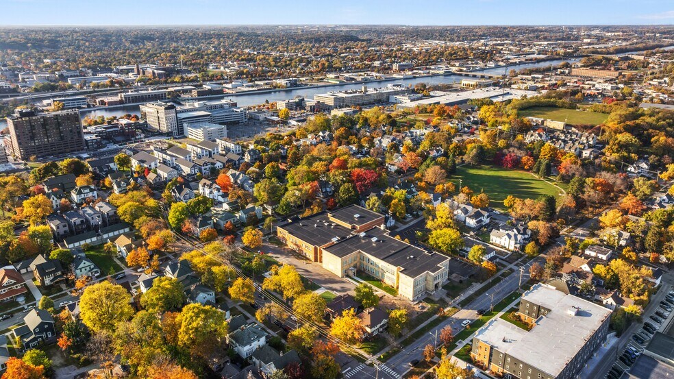 Building Photo - 127 Trowbridge St NE