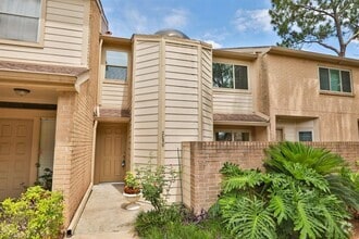 Building Photo - 2050 Augusta Dr