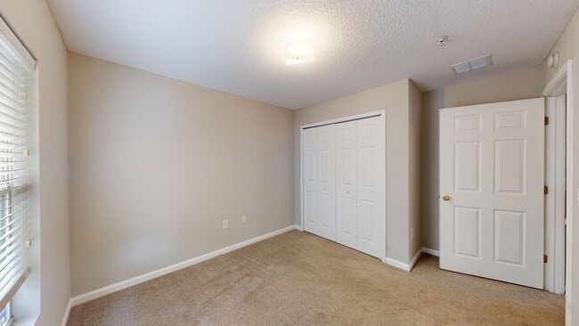 Building Photo - Spacious 3 Bedroom Condo in Villa Beauclerc for rent!