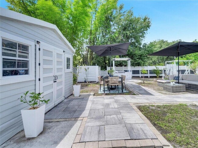 Building Photo - 4754 Lake Shore Dr