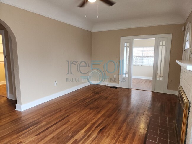 Building Photo - **Lease Pending** Addorable Newly Updated ...