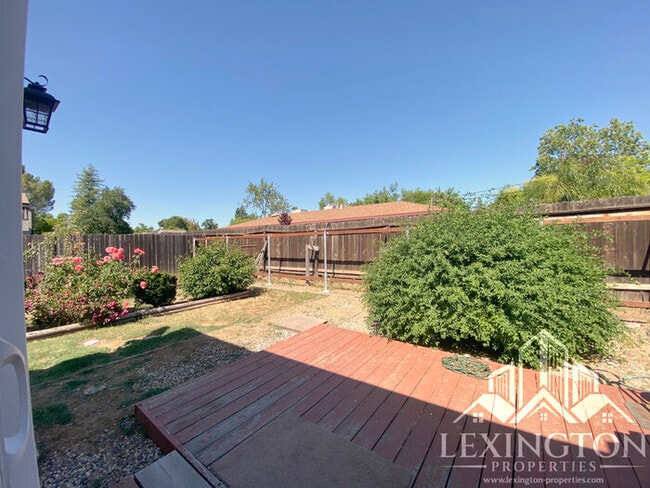 Building Photo - Spacious, 3BD/1BA, Home with Office in Car...