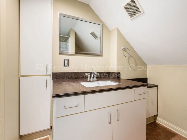 Building Photo - 925 S Chesterfield Rd