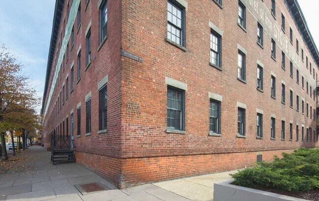 Building Photo - 227 Christopher Columbus Dr