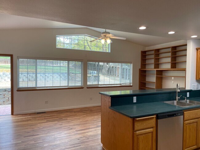 Building Photo - Nice 3 Bedroom 2 Bath Home-Office Space-Lo...